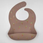 Σαλιάρα σιλικόνης με τσεπάκι και τύπωμα καρότο - Image 2