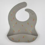 Σαλιάρα σιλικόνης με τσεπάκι και τύπωμα καρότο - Image 3