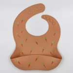 Σαλιάρα σιλικόνης με τσεπάκι και τύπωμα καρότο - Image 4